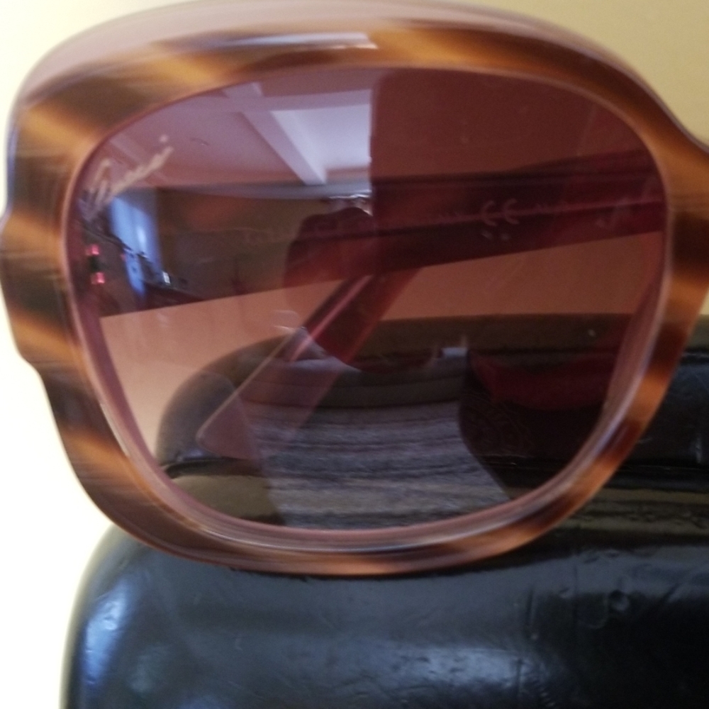 Authentic Gucci sunnies - Picture 4 of 8